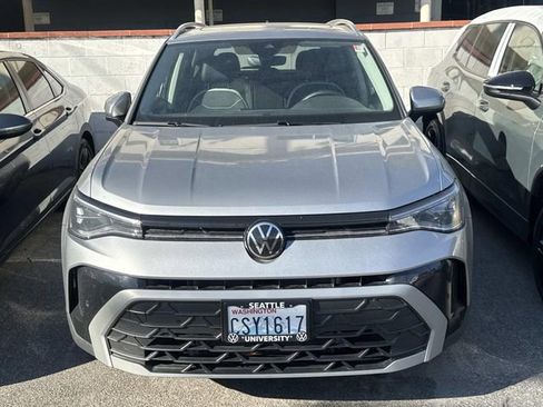 Certified 2025 Volkswagen Taos SE w/ Panoramic Sunroof Package image 2