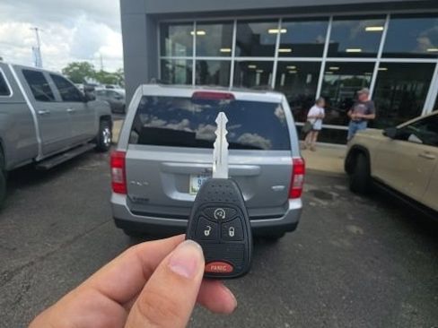 Used 2015 Jeep Patriot Latitude AWD/4WD image 6
