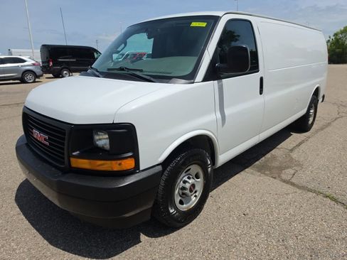 Used 2017 GMC Savana 3500 Extended RWD image 1