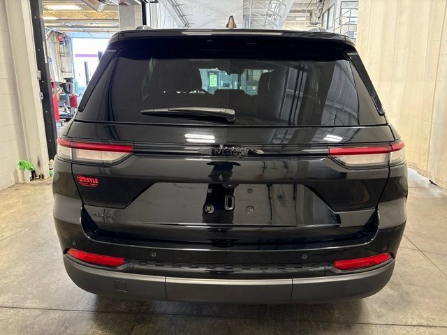 Used 2023 Jeep Grand Cherokee Altitude AWD/4WD image 5