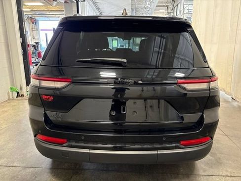 Used 2023 Jeep Grand Cherokee Altitude AWD/4WD image 5
