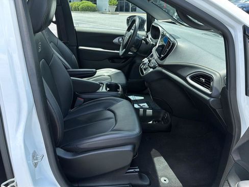 Used 2024 Chrysler Pacifica Limited FWD image 13