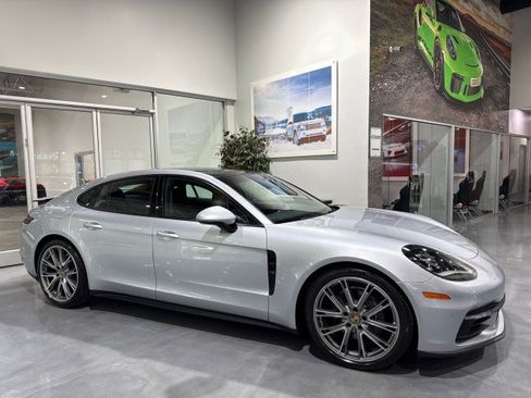 Used 2018 Porsche Panamera RWD image 36