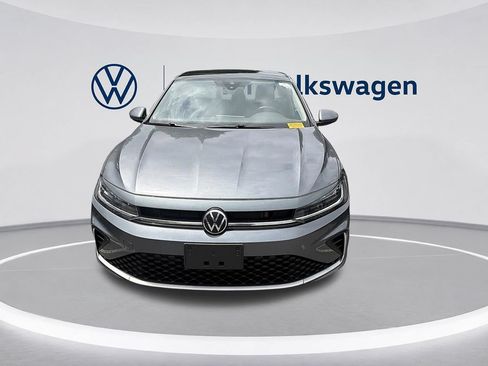 Used 2025 Volkswagen Jetta SE FWD image 2