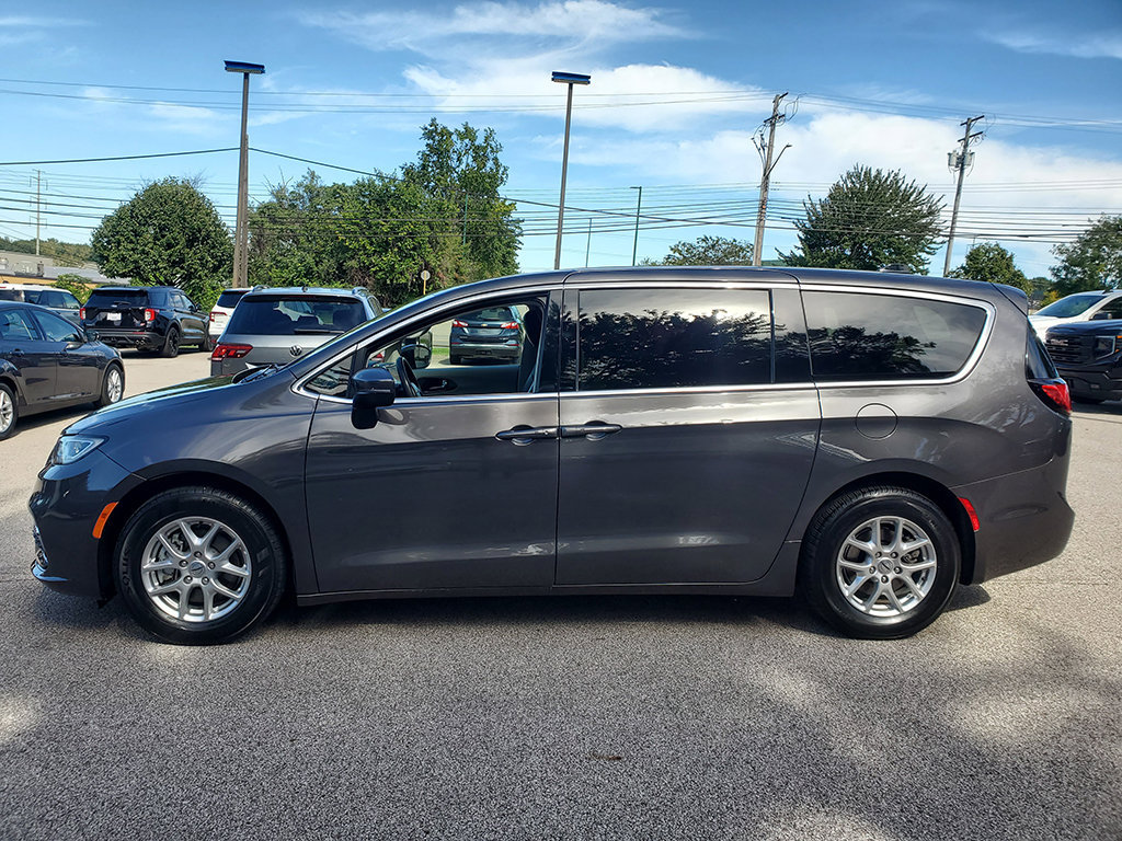 Used 2023 Chrysler Pacifica Touring-L FWD image 9