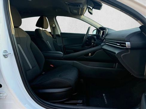 Certified 2025 Hyundai Elantra SE image 18