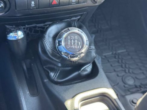 Used 2016 Jeep Wrangler Unlimited Sahara w/ Connectivity Group AWD/4WD image 18