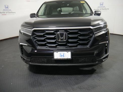 Used 2023 Honda Pilot LX image 2