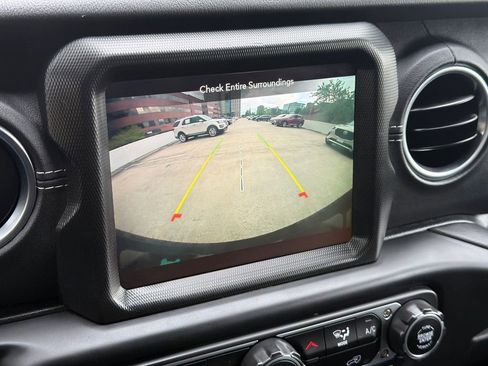 Used 2022 Jeep Wrangler Unlimited Sahara AWD/4WD image 27