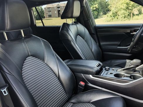 Used 2022 Toyota Highlander XSE image 32