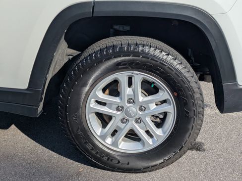 Used 2025 Jeep Grand Cherokee Laredo w/ Luxury Tech Group I image 8