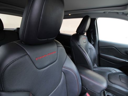 Used 2019 Jeep Cherokee Trailhawk image 24