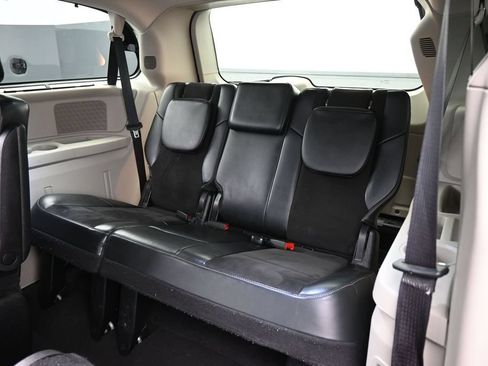 Used 2014 Chrysler Town & Country Touring-L FWD image 25