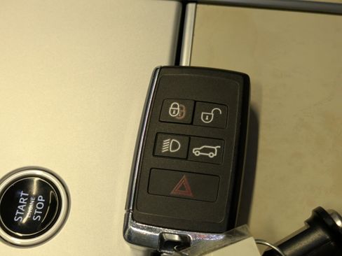 Used 2025 Land Rover Range Rover SV image 33