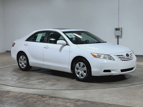 Used 2009 Toyota Camry LE FWD image 2