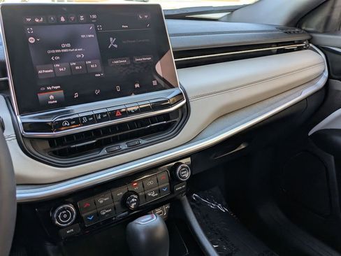 Used 2025 Jeep Compass Limited image 15