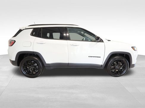 Used 2025 Jeep Compass Latitude w/ Convenience Group AWD/4WD image 5