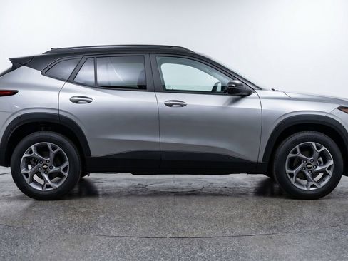 Used 2025 Chevrolet Trax LT FWD image 11