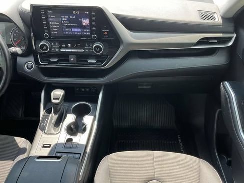 Used 2020 Toyota Highlander LE FWD image 19