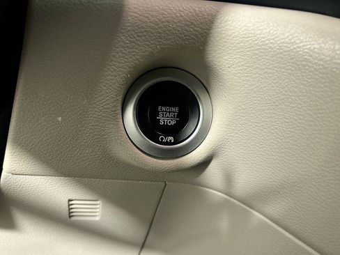 Used 2023 Chrysler Pacifica Touring-L FWD image 21