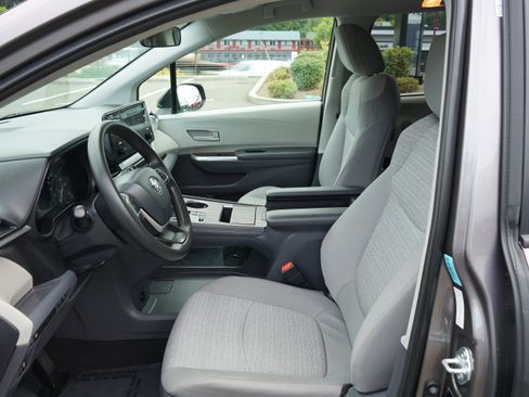 Used 2021 Toyota Sienna LE image 14