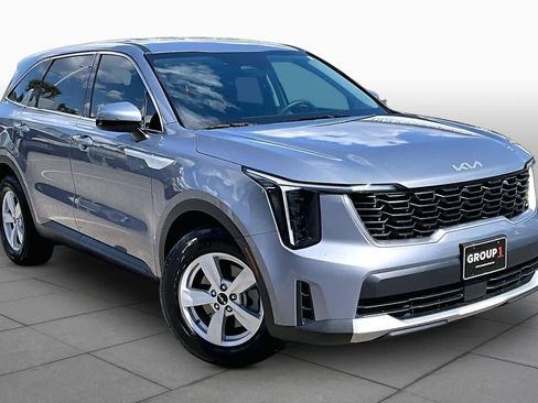 Used 2025 Kia Sorento LX FWD image 5