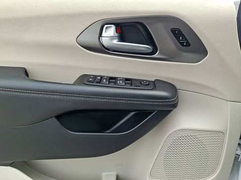 Used 2024 Chrysler Pacifica Touring-L FWD image 13