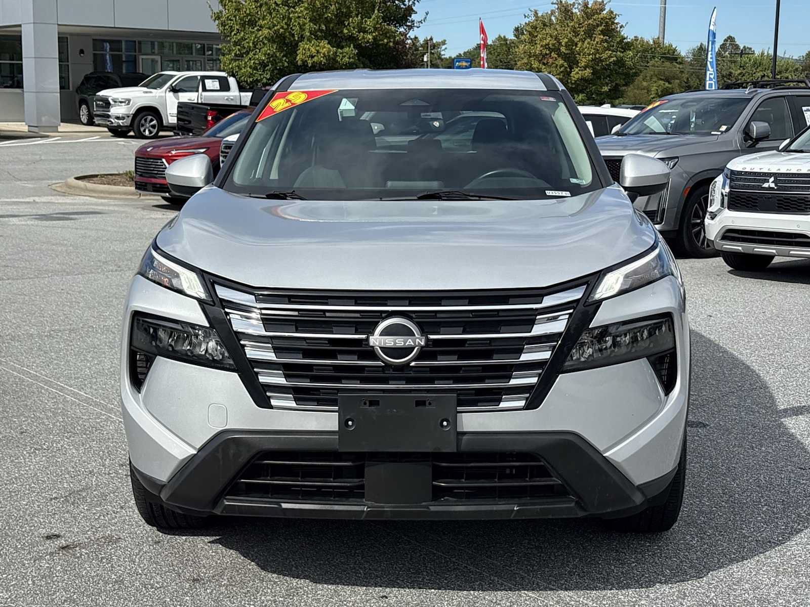 Used 2025 Nissan Rogue SV FWD image 3