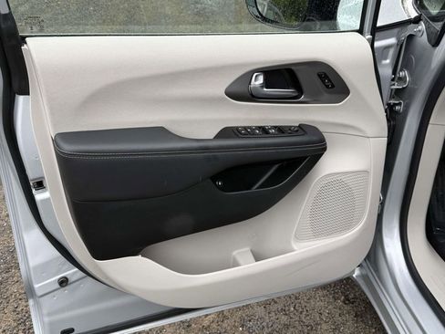 Used 2024 Chrysler Pacifica Select image 24