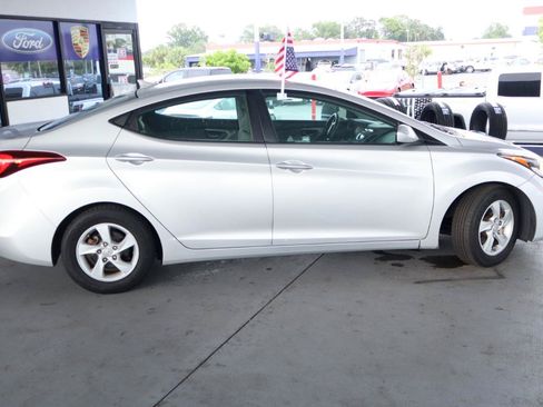 Used 2015 Hyundai Elantra SE FWD image 4