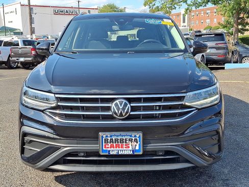 Used 2022 Volkswagen Tiguan SE image 2