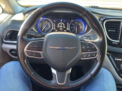 Used 2021 Chrysler Pacifica Touring-L image 10