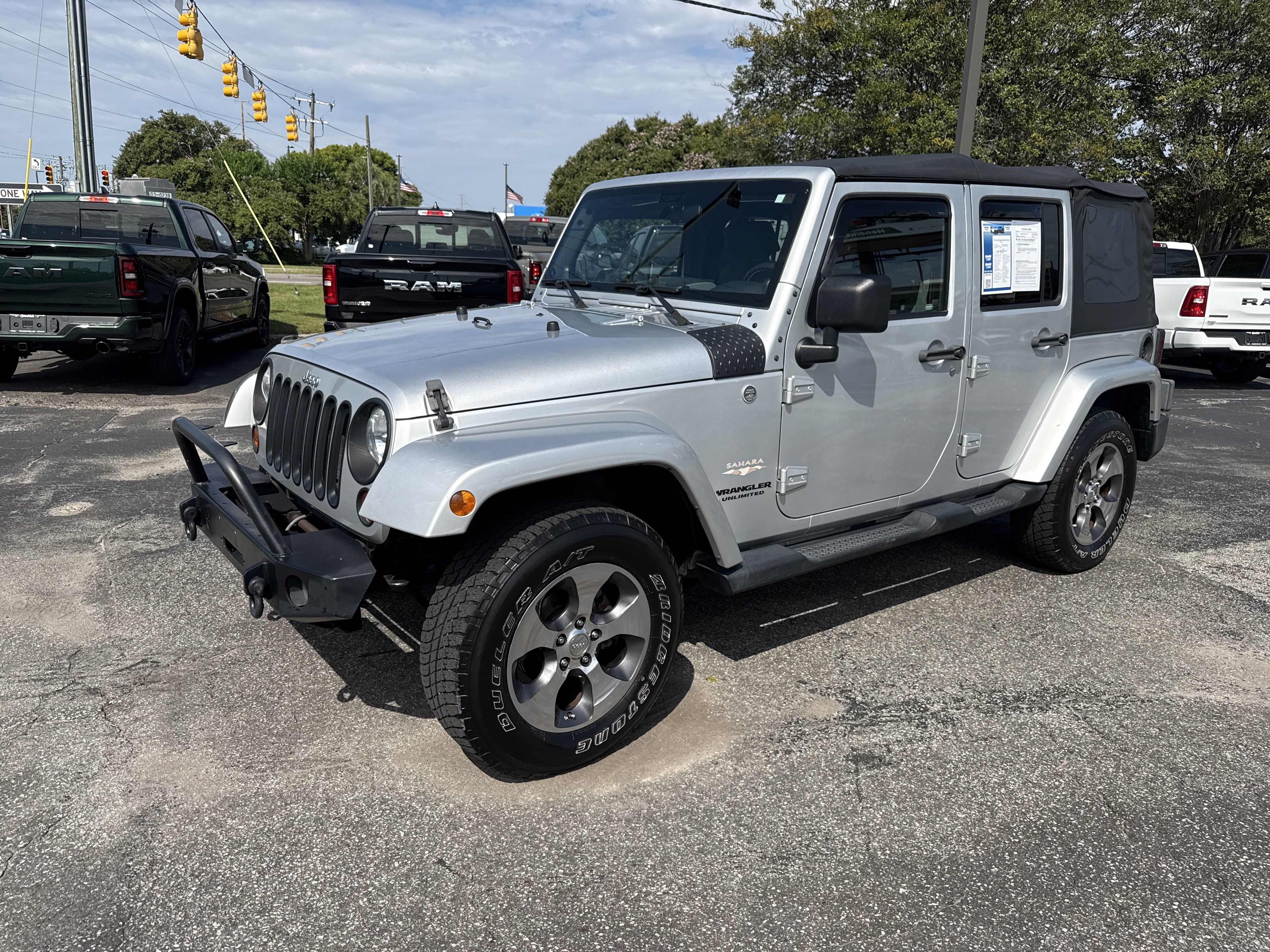 Used 2010 Jeep Wrangler Unlimited Sahara w/ Dual Top Group AWD/4WD image 4