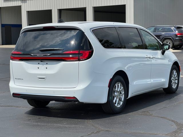 New 2027 Chrysler Pacifica Select FWD image 45