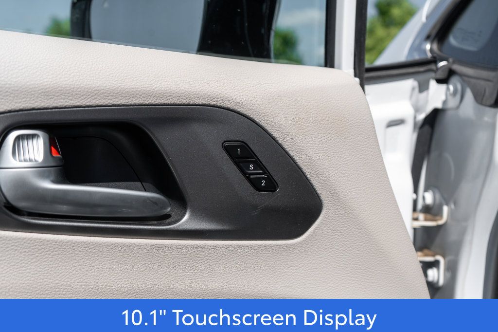 Used 2024 Chrysler Pacifica Touring-L FWD image 19
