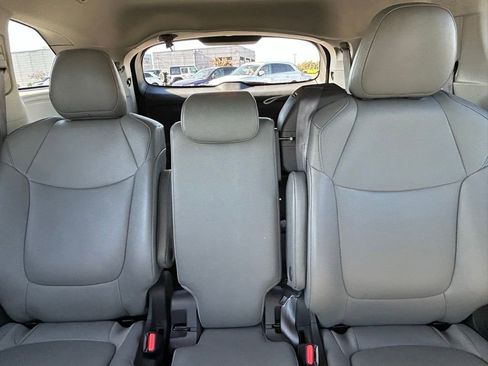Used 2024 Toyota Sienna XLE FWD image 14
