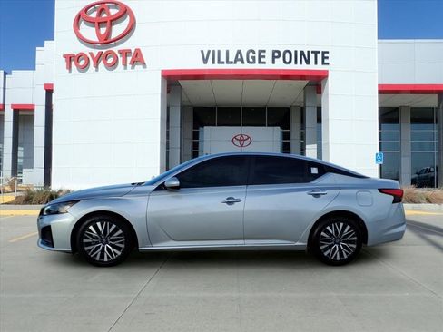 Used 2023 Nissan Altima 2.5 SV image 2