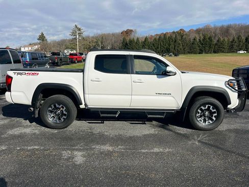 Used 2018 Toyota Tacoma TRD Off-Road w/ TRD Premium Off Road Package image 2