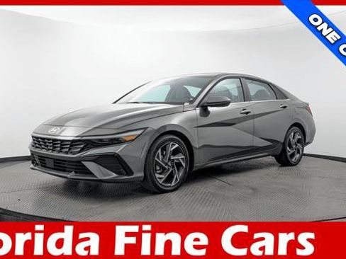Used 2025 Hyundai Elantra Limited FWD image 1