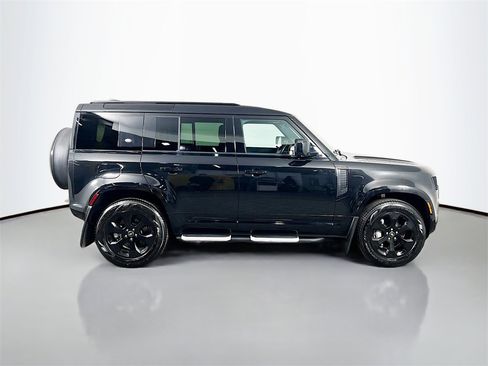 Used 2023 Land Rover Defender 110 X-Dynamic SE image 4