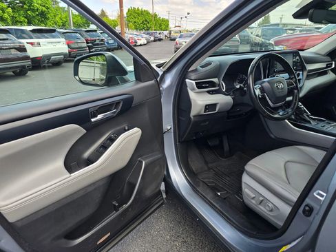 Used 2022 Toyota Highlander XLE AWD/4WD image 22