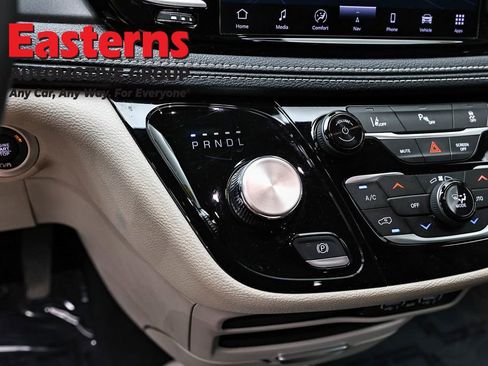 Used 2024 Chrysler Pacifica Select image 13