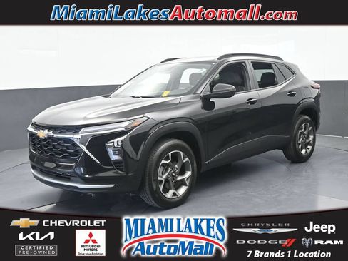 Used 2025 Chevrolet Trax LT FWD image 1