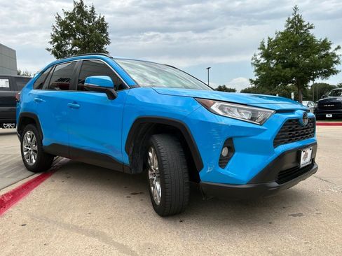 Used 2019 Toyota RAV4 XLE Premium FWD image 4