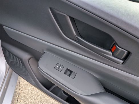 Used 2025 Toyota Prius LE image 32