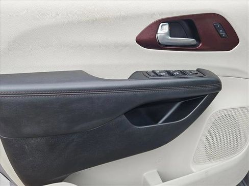 Used 2020 Chrysler Pacifica Limited image 10