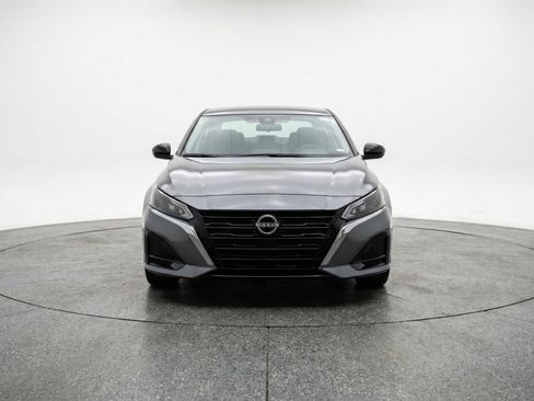 Used 2025 Nissan Altima 2.5 SV FWD image 2