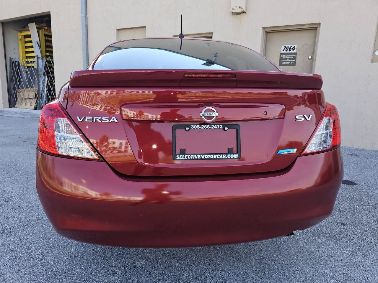 Used 2013 Nissan Versa SV FWD image 10