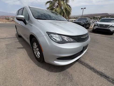 Used 2023 Chrysler Voyager LX FWD image 7