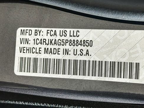 Used 2023 Jeep Grand Cherokee L Laredo image 32